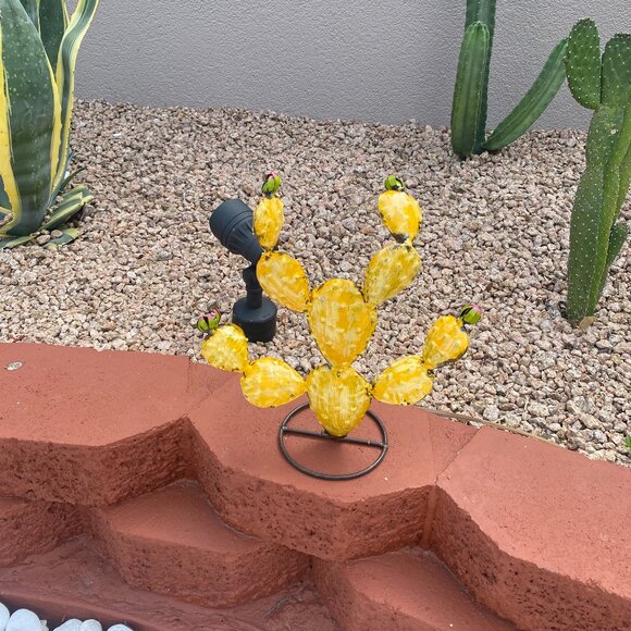 Small Handpainted Metal Prickly Pear Cactus Yard Art Garden Decor - Picture 1 of 5